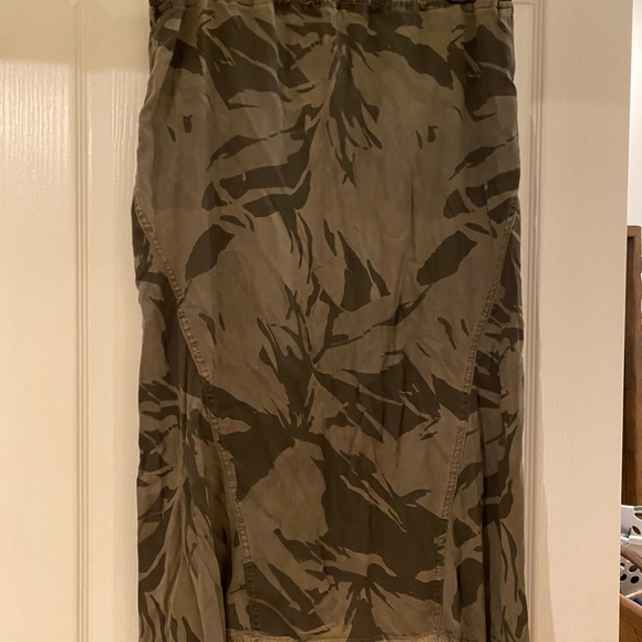 XCVI Camouflage Green midi skirt size Large. NWT - Picture 2 of 4